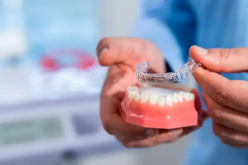 Czy noszenie nakładek Invisalign boli?